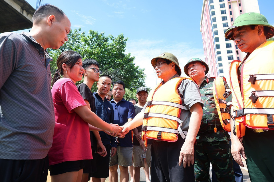 Prime Minister Pham Minh Chinh visits and encourages residents affected by flooding in Phan Dinh Phung ward, Thai Nguyen province. (Photo: VNA)
