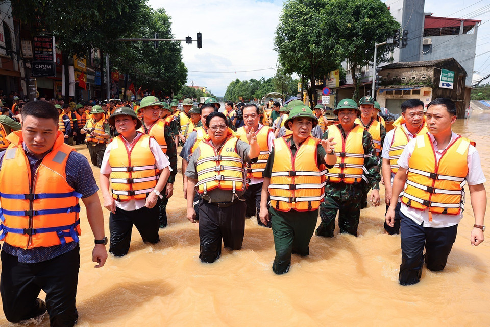 Prime Minister Pham Minh Chinh directs flood rescue and recovery efforts in Thai Nguyen. (Photo: VNA)