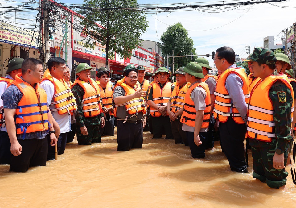 Prime Minister Pham Minh Chinh oversees rescue and recovery work in Phan Dinh Phung ward, Thai Nguyen province. (Photo: VNA)