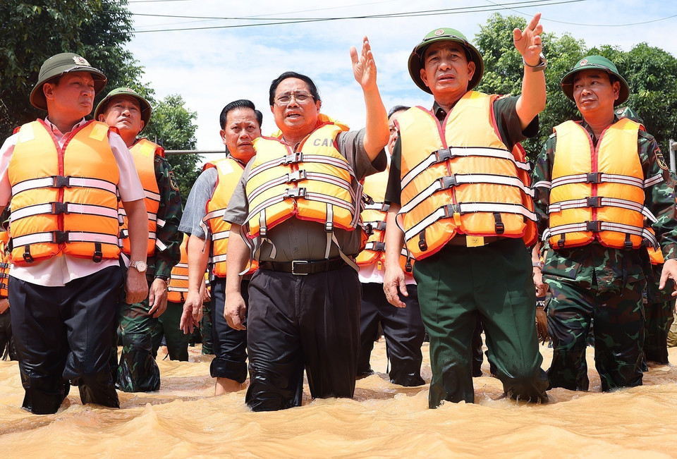 Prime Minister Pham Minh Chinh oversees rescue and recovery work in Phan Dinh Phung ward, Thai Nguyen province. (Photo: VNA)