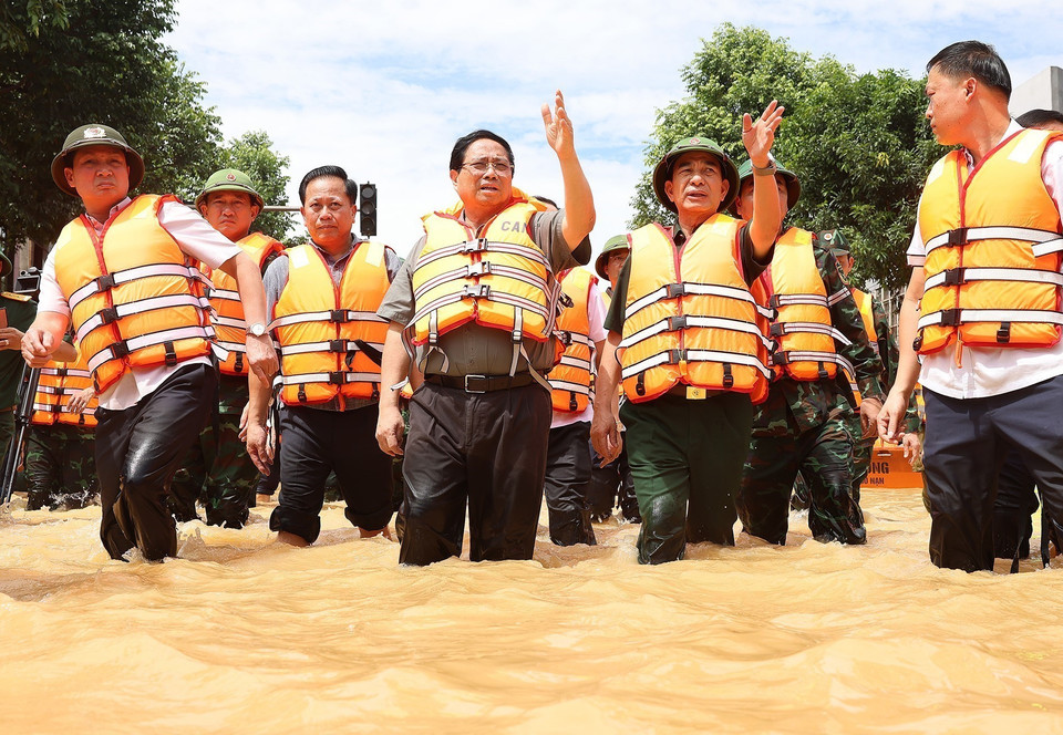 Prime Minister Pham Minh Chinh directs flood rescue and recovery efforts in Thai Nguyen. (Photo: VNA)