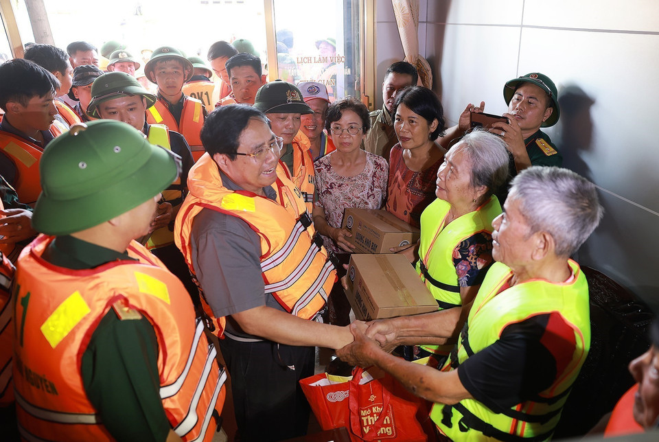 Prime Minister Pham Minh Chinh visits and encourages residents affected by flooding in Phan Dinh Phung ward, Thai Nguyen province. (Photo: VNA)