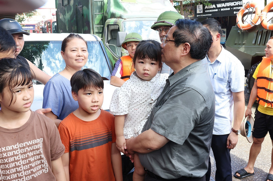 Prime Minister Pham Minh Chinh visits and encourages residents affected by flooding in Phan Dinh Phung ward, Thai Nguyen province. (Photo: VNA)