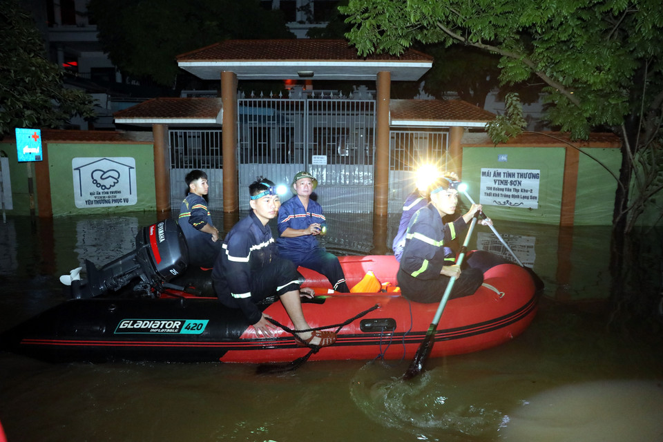 Police officers in Lang Son province assist residents in That Khe commune during the night. (Photo: VNA)