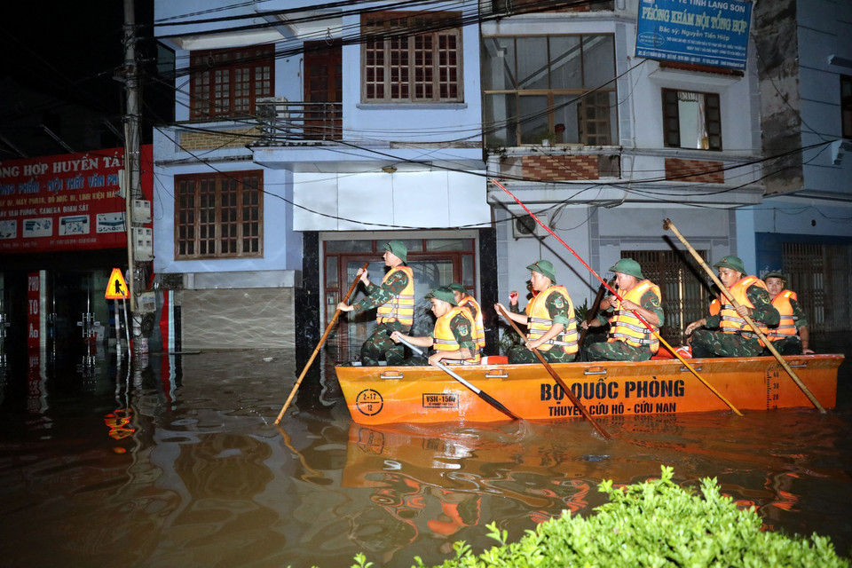Officers and soldiers from the Lang Son Provincial Military Command and Military Zone 1 stay on duty overnight in That Khe commune to support residents. (Photo: VNA)