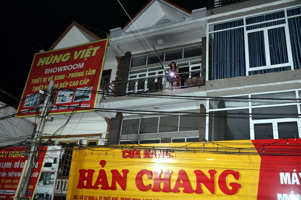 Residents in That Khe commune, Lang Son province move to higher floors to avoid flooding. (Photo: VNA)