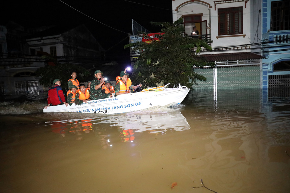 Officers and soldiers from the Lang Son Provincial Military Command and Military Zone 1 stay on duty overnight in That Khe commune to support residents. (Photo: VNA)