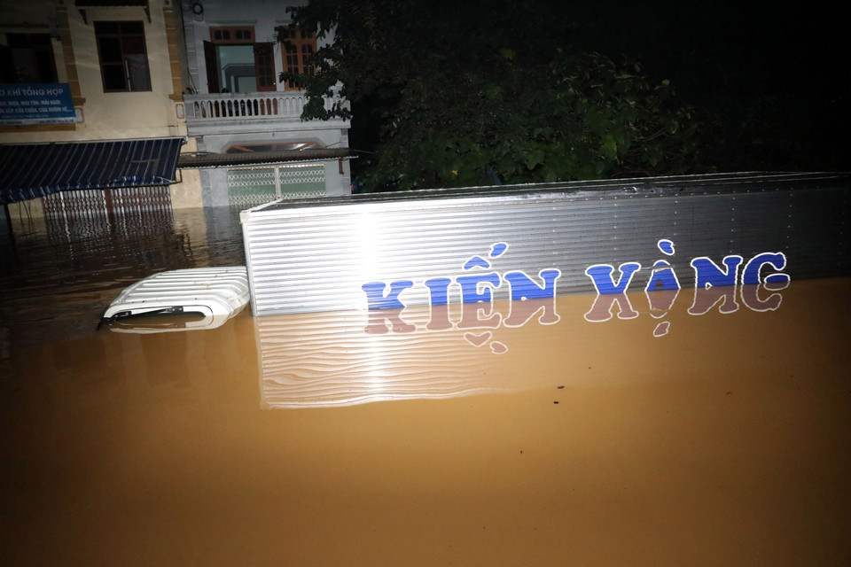 A truck submerged in floodwaters on National Highway 4A, through That Khe commune, Lang Son province. (Photo: VNA)
