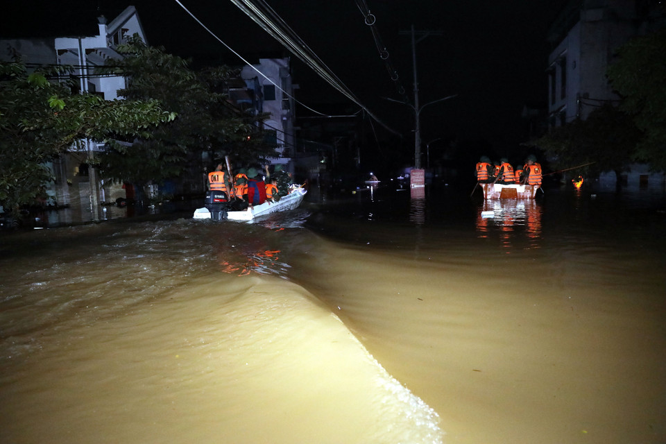 Officers and soldiers from the Lang Son Provincial Military Command and Military Zone 1 stay on duty overnight in That Khe commune to support residents. (Photo: VNA)
