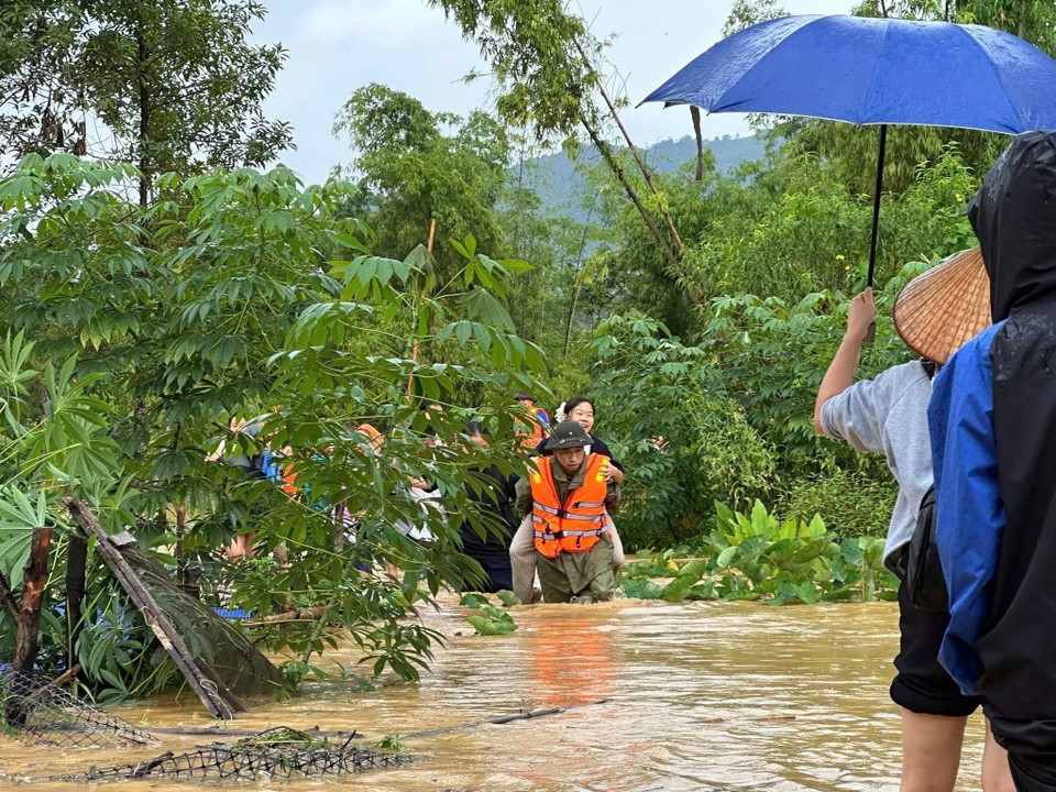 Rescue forces work hard to evacuate 270 students trapped inside Na Ri Boarding School for Ethnic Minorities. (Photo: VNA)