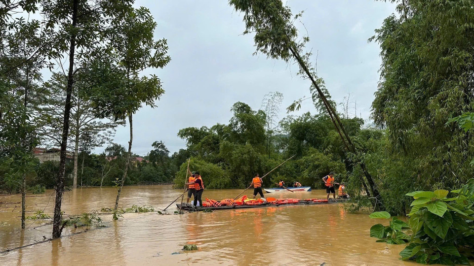 Rescue forces work hard to evacuate 270 students trapped inside Na Ri Boarding School for Ethnic Minorities. (Photo: VNA)