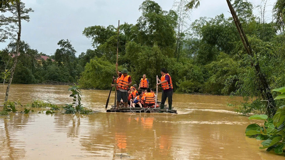Rescue forces work hard to evacuate 270 students trapped inside Na Ri Boarding School for Ethnic Minorities. (Photo: VNA)