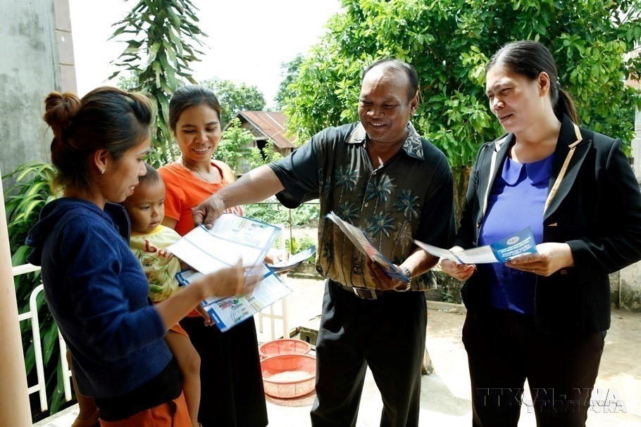 HIV/AIDS prevention leaflets are handed out to ethnic minority residents in Dak Lak. (Photo: VNA)