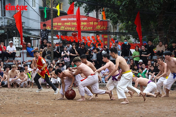 A hard-fought scramble for the ball between competing teams. (Photo: Tin Tuc Newspaper)