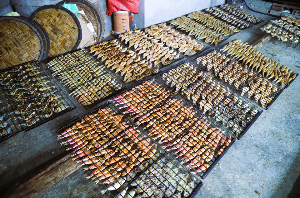 The traditional charcoal-grilled seafood craft of coastal communities in Dien Chau commune, Nghe An province, has been renowned for generations, carefully passed down, preserved and sustained over time. (Photo: VNA)