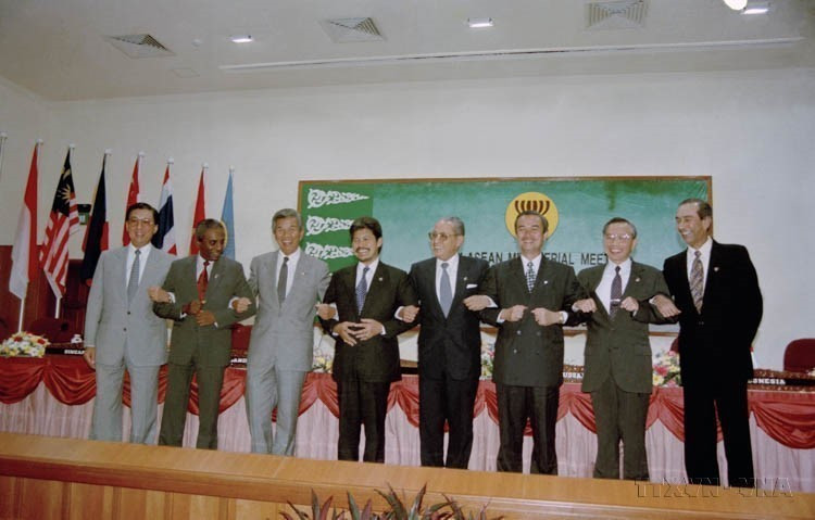 Vietnamese Foreign Minister Nguyen Manh Cam (second from right), ASEAN Secretary-General, and ASEAN Foreign Ministers at the ceremony admitting Vietnam as ASEAN’s seventh official member (Bandar Seri Begawan, Brunei, July 28, 1995). (Photo: VNA)
