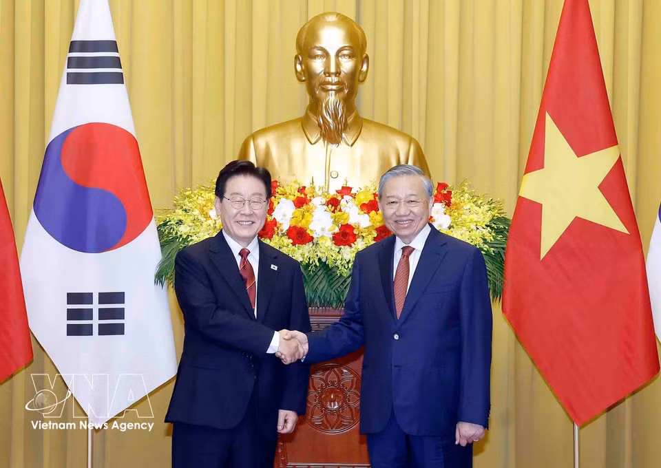 Party General Secretary and State President To Lam and President Lee Jae Myung pose for a photo. (Photo: VNA)