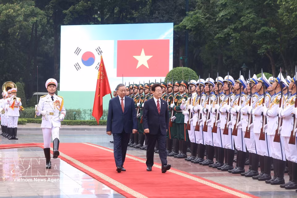 Party General Secretary and State President To Lam and President Lee Jae Myung review the honour guard of the Vietnam People’s Army. (Photo: VNA)
