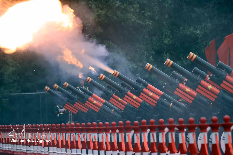 A 21-gun salute is fired in honour of President Lee Jae Myung and his spouse during their state visit to Vietnam. (Photo: VNA)