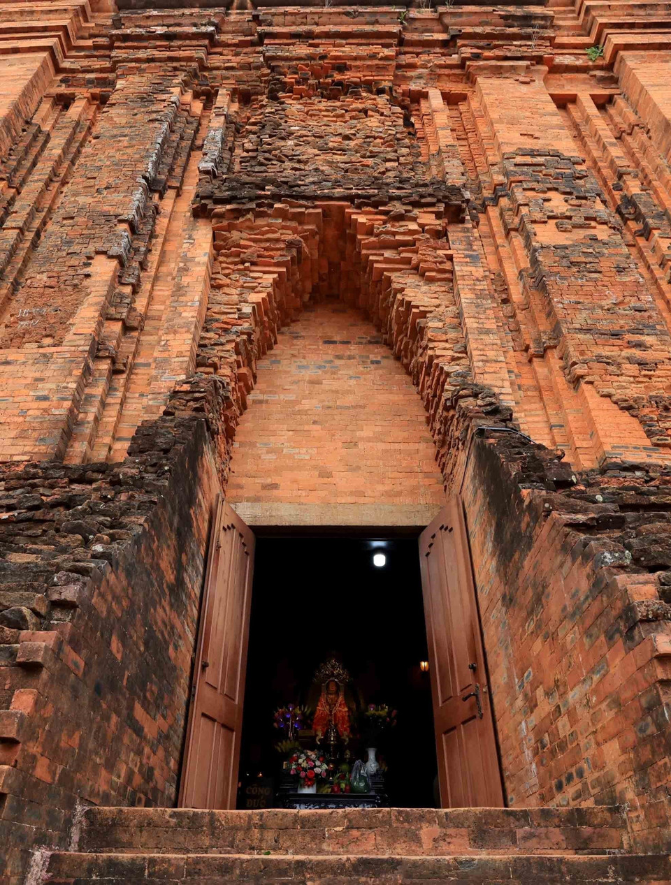 Nhan Tower illustrates the vibrant civilisation of Southeast Asia and embodies the confluence of Indian and Dai Viet cultures within the Cham architectural tradition. (Photo: VNA)