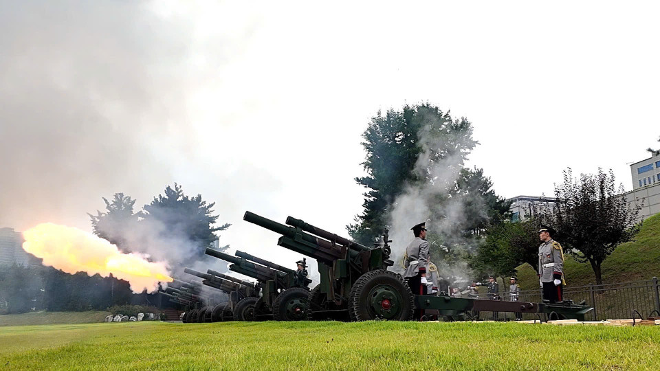 A 21-gun salute welcomes Party General Secretary To Lam and his spouse on their state visit to the Republic of Korea. (Photo: VNA)