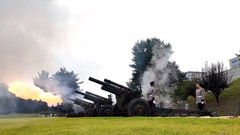 A 21-gun salute welcomes Party General Secretary To Lam and his spouse on their state visit to the Republic of Korea. (Photo: VNA)
