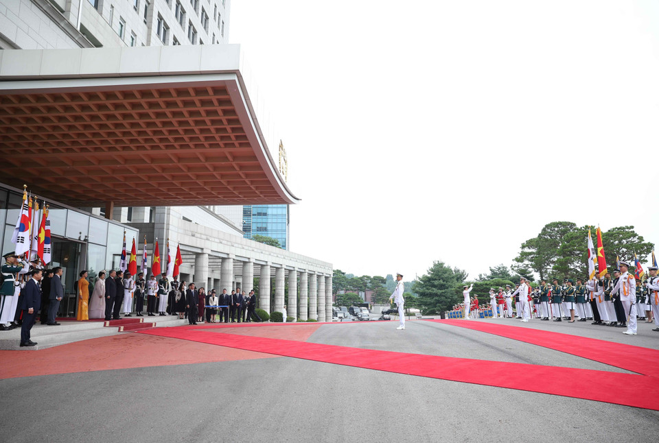 President of the Republic of Korea Lee Jae Myung and his spouse host welcome ceremony for Party General Secretary To Lam and his spouse. (Photo: VNA)