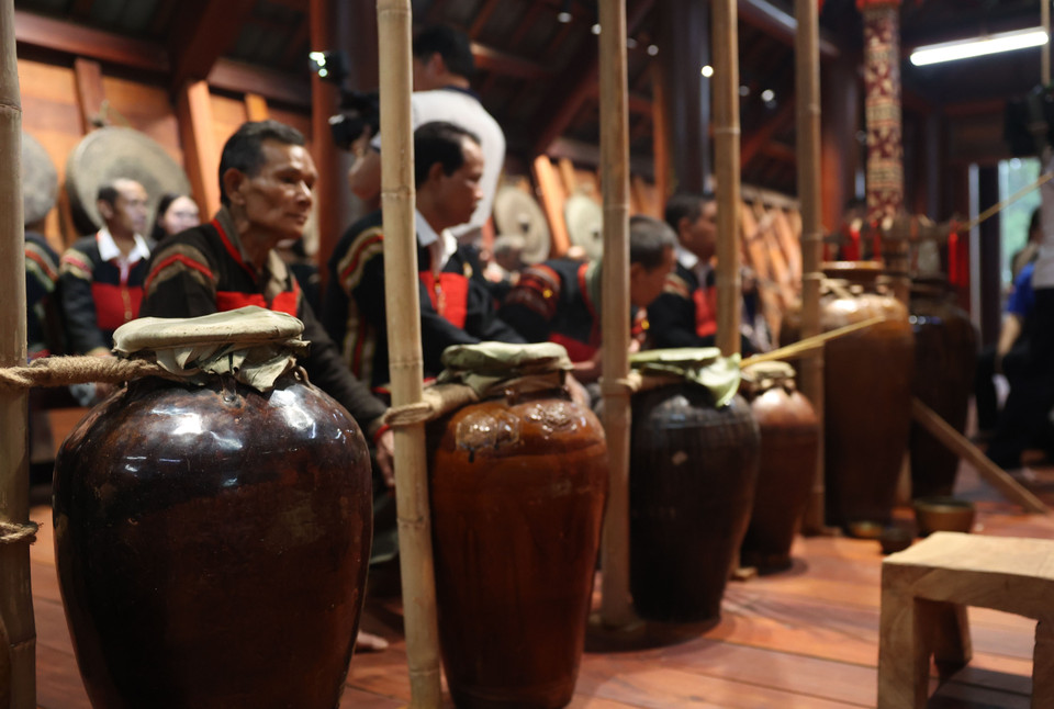 Che jars holding jar wine are used in the Ede new-house blessing ritual. (Photo: VNA)