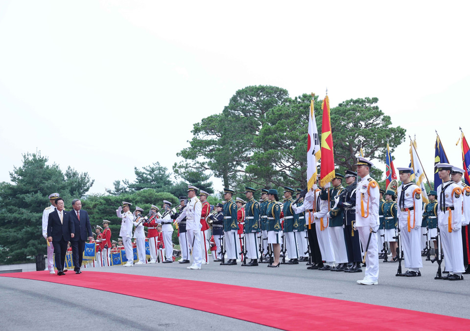 President Lee Jae Myung and Party General Secretary To Lam review honour guard at welcome ceremony. (Photo: VNA)