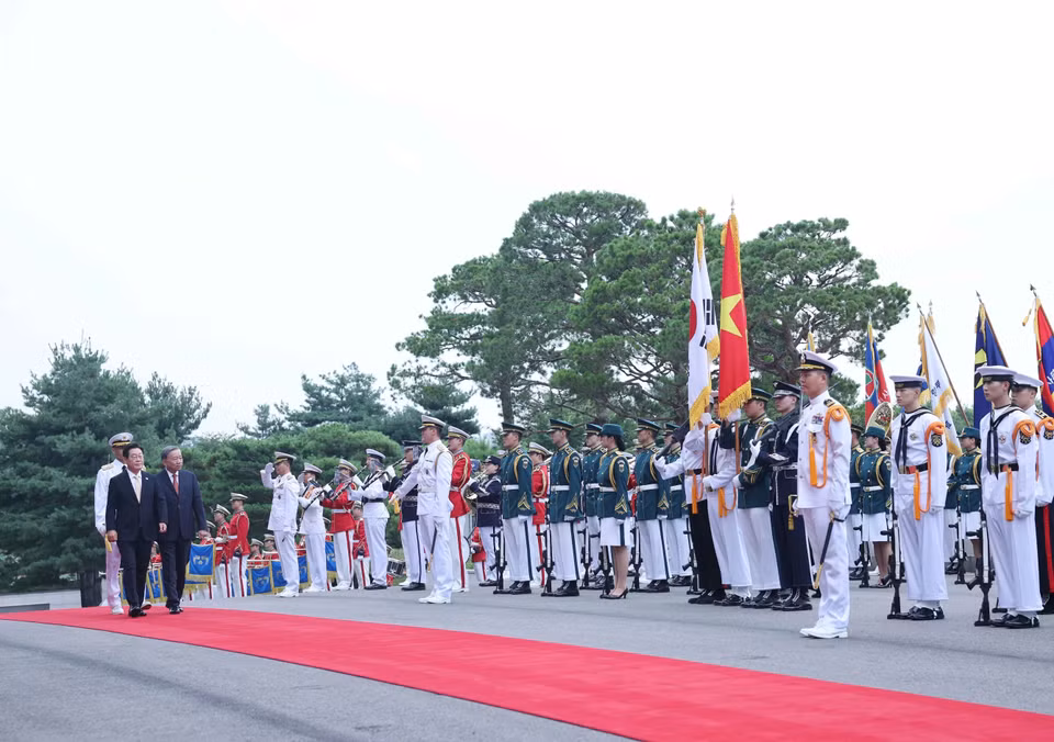 President Lee Jae Myung and Party General Secretary To Lam review honour guard at welcome ceremony. (Photo: VNA)