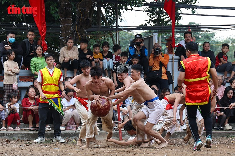 A hard-fought scramble for the ball between competing teams. (Photo: Tin Tuc Newspaper)