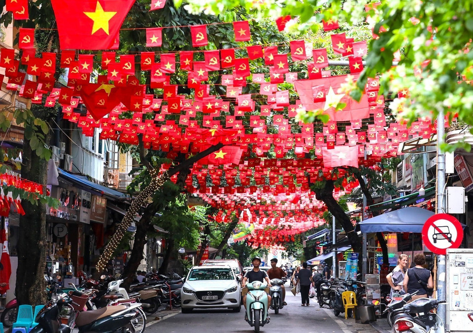 The red of the national flag fills Hang Ma Street, Hoan Kiem District. (Photo: VNA)