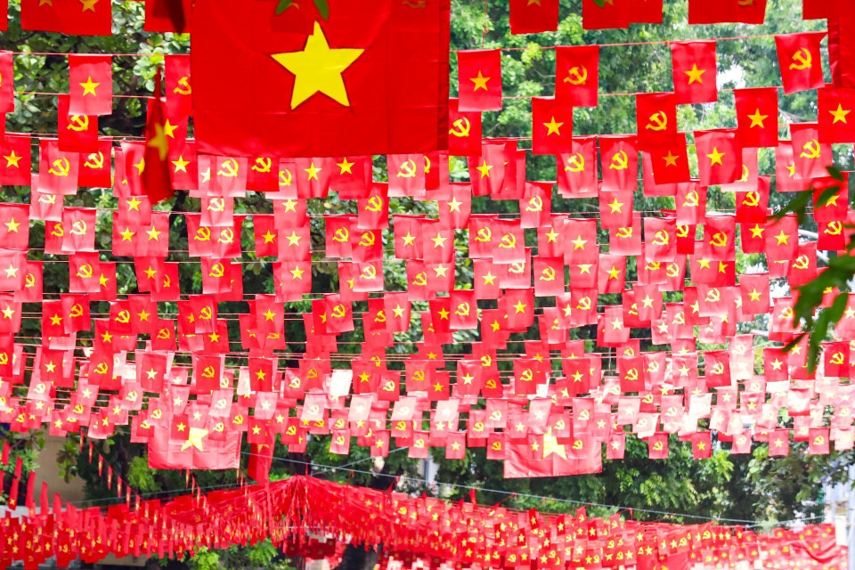 The red of the national flag fills Hang Ma Street, Hoan Kiem District. (Photo: VNA)