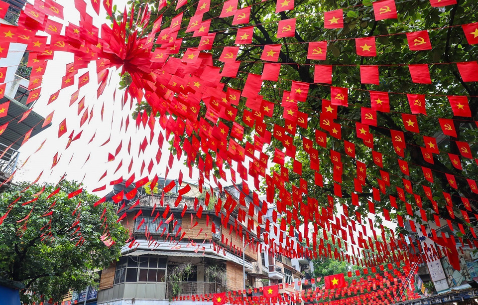 The red of the national flag fills Hang Ma Street, Hoan Kiem District. (Photo: VNA)