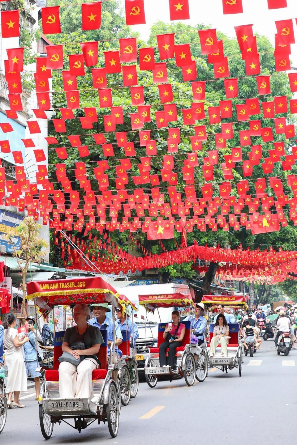 The red of the national flag fills Hang Ma Street, Hoan Kiem District. (Photo: VNA)