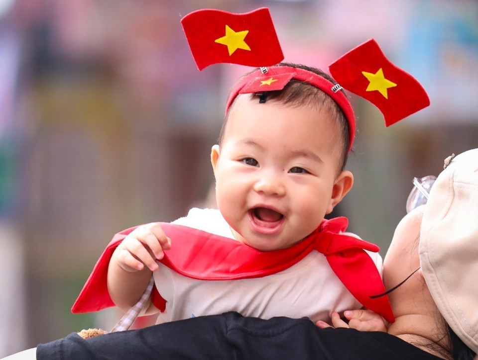 A child with national flags. (Photo: VNA)