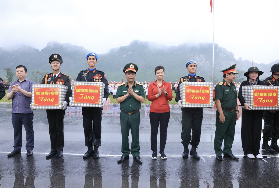 VNA General Director Vu Viet Trang and Ministry of National Defence leaders present gifts to forces joining the rehearsal. (Photo: VNA)
