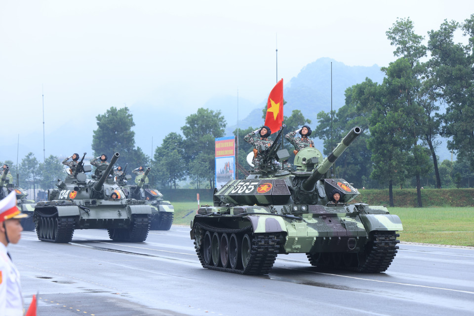 Armoured forces in the rehearsal. (Photo: VNA)
