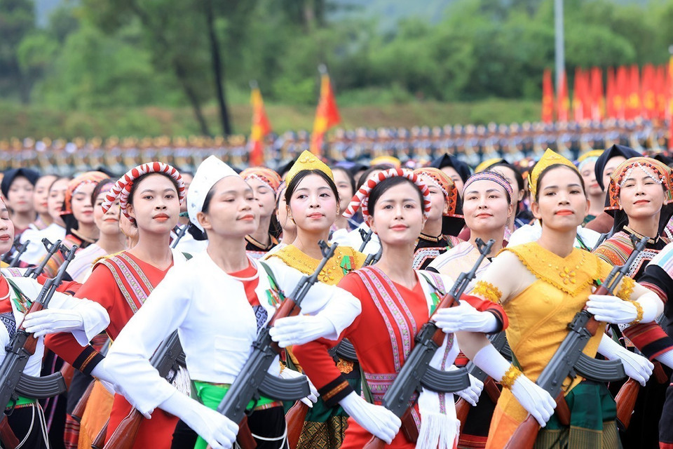 Female officers from ethnic groups in the rehearsal. (Photo: VNA)