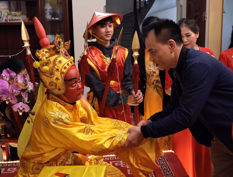 A unique feature of the festival is the presence of the mock "King" and "Lord," portrayed by elderly villagers and carried on palanquins. This year, the role of the Lord is played by 73-year-old Truong Dang Cuong. (Photo: VNA)