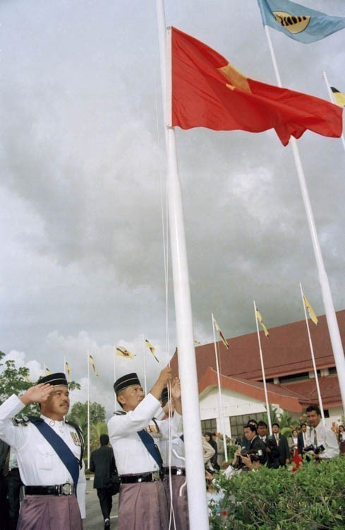 Flag-raising ceremony as Vietnam becomes the 7th official member of ASEAN, Bandar Seri Begawan, Brunei, July 28, 1995. (Photo: VNA)