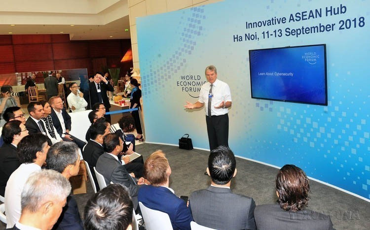 “Cybersecurity” session at the WEF ASEAN 2018 (Hanoi, September 12, 2018). (Photo: VNA)
