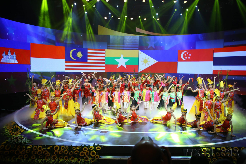 ASEAN children perform at the opening night of the ASEAN+ Children’s Festival 2017, themed “Exploration Journey” (Hanoi, June 1, 2017). (Photo: VNA)