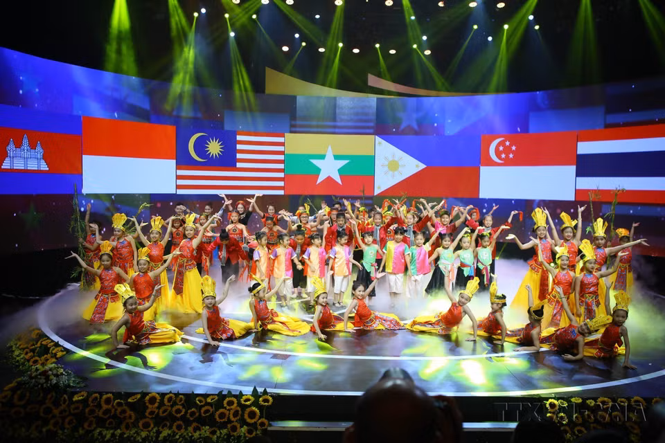 ASEAN children perform at the opening night of the ASEAN+ Children’s Festival 2017, themed “Exploration Journey” (Hanoi, June 1, 2017). (Photo: VNA)