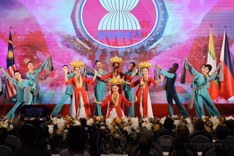 As ASEAN Chair in 2020, Vietnam initiated and led the completion of key documents to guide ASEAN’s future development. In photo: Opening ceremony of the 37th ASEAN Summit (Hanoi, November 12, 2020). (Photo: VNA)
