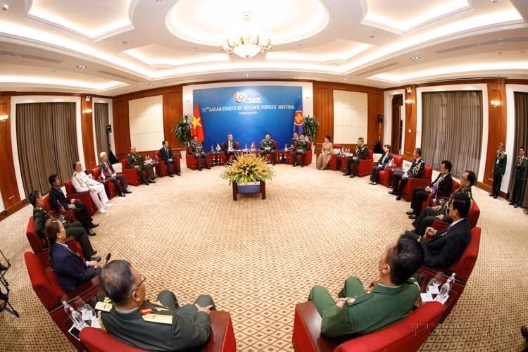 Vietnam’s three terms as ASEAN Chair – in 1998, 2010 and 2020 – marked major contributions. In photo: The 17th ASEAN Chiefs of Defence Forces Meeting held virtually (Hanoi, September 24, 2020). (Photo: VNA)