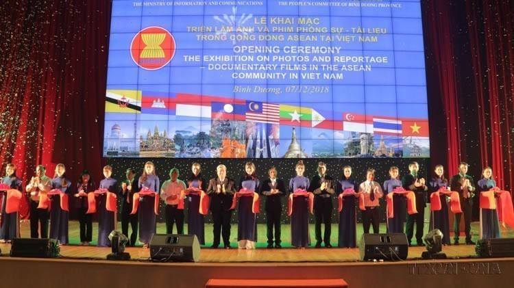 Opening of the ASEAN exhibition on photos, and reportage - documentary films, Binh Duong, December 7, 2018. (Photo: VNA)