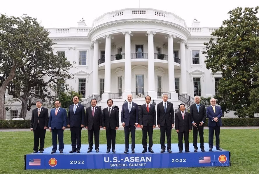 Vietnam has contributed to expanding ASEAN’s partnerships. In photo: Prime Minister Pham Minh Chinh and ASEAN leaders meet US President Joe Biden during the ASEAN–US Special Summit (Washington D.C., May 12, 2022). (Photo: VNA)