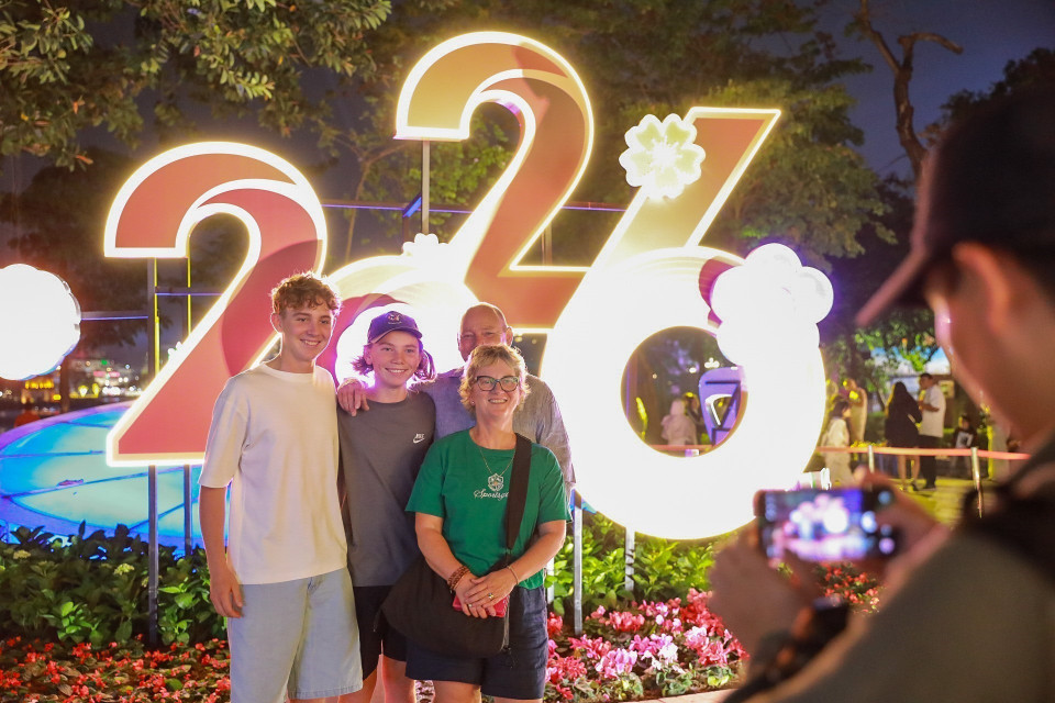 Visitors capture moments ahead of the 2026 New Year. (Photo: VNA)