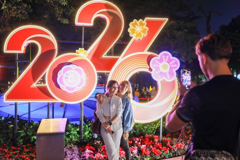 Visitors capture moments ahead of the 2026 New Year. (Photo: VNA)